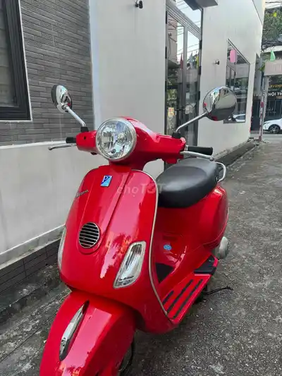 Красный скутер Piaggio Vespa LX ie 2012