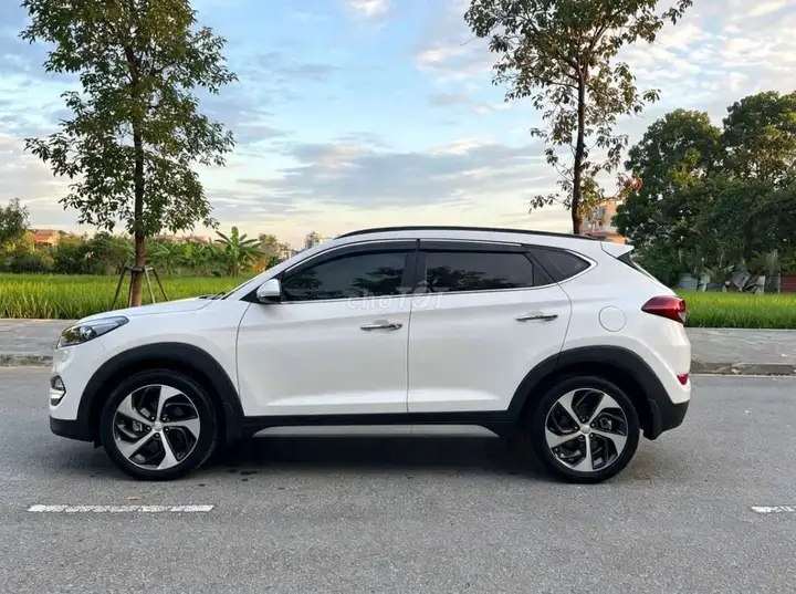 Hyundai Tucson 1.6 Turbo 2018 белый, 100 тыс. км