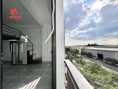 Комната с балконом, окном и лофтом на Фан Ван Хон у Там Лыонг, Промзона Тан Бинь