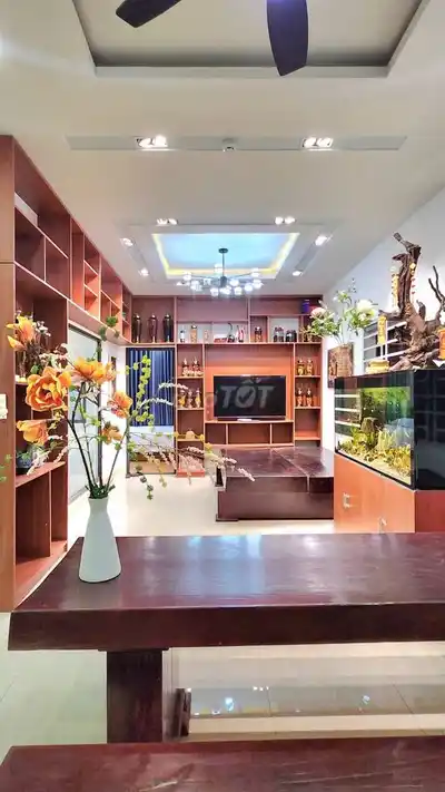 Сдается фасадный дом на улице Фам Куанг Ань