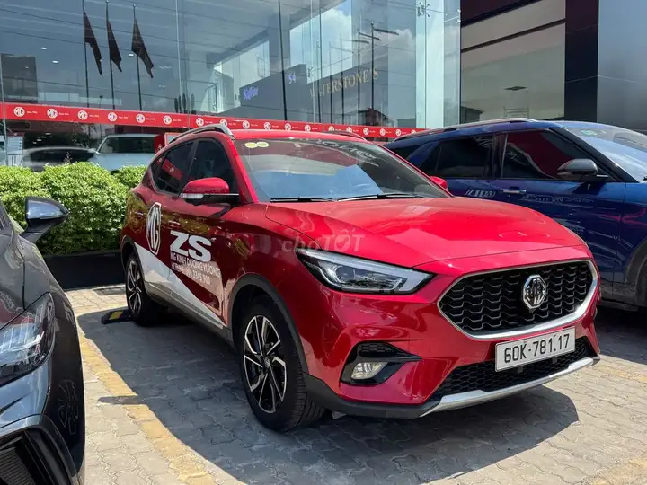 MG ZS LUXURY 2025 Красный 8 000 км