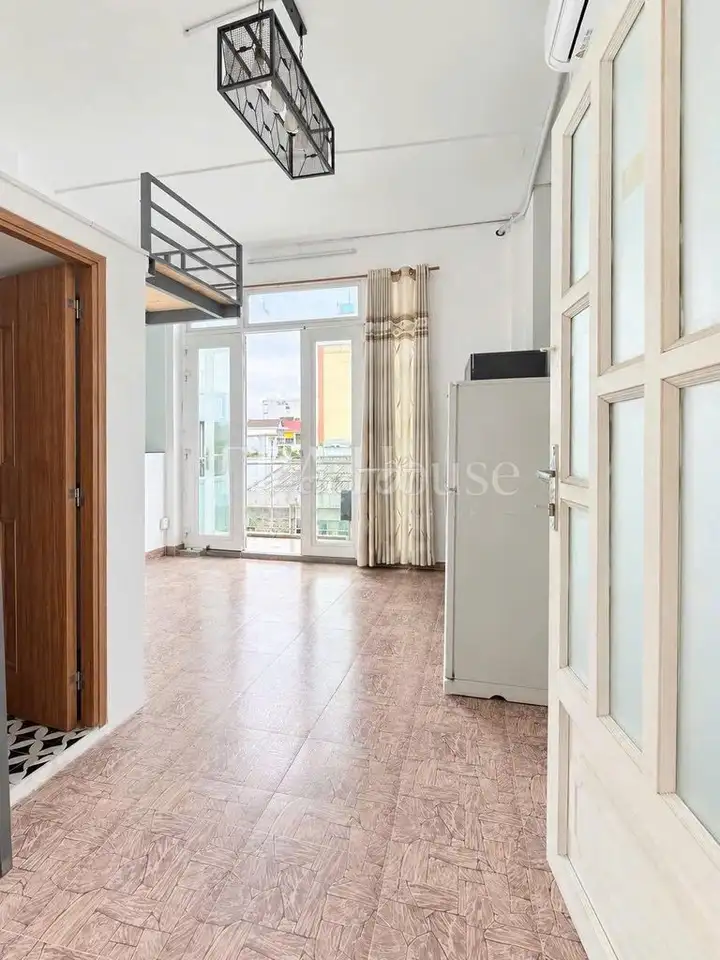 Аренда комнаты 38/ Тан Канг с антресолью + балконом – рядом с Vinhomes