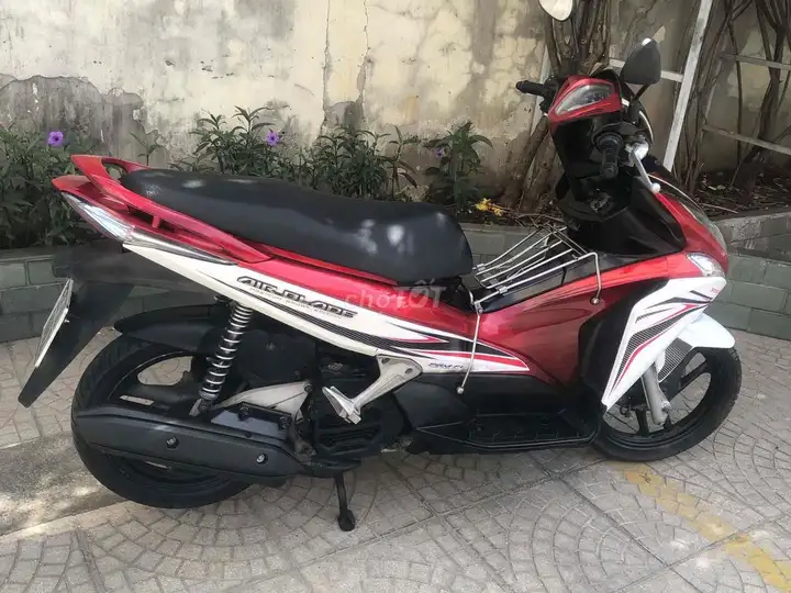 Honda Air Blade красно-бело-чёрный, госномер 22266