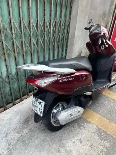 Honda Lead 125 красного цвета