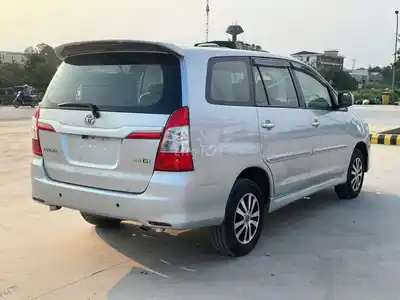 Toyota Innova 2014 автомат серебристый