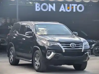 ЧЕРНАЯ МАСЛЯНАЯ МАШИНА С МЕХАНИЧЕСКОЙ КОРОБКОЙ ПЕРЕДАЧ TOYOTA FORTUNER 2017