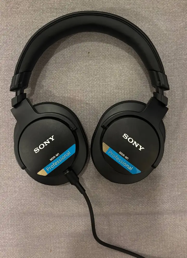 Микрофон Mackie EM-89D и наушники Sony MDR M-1