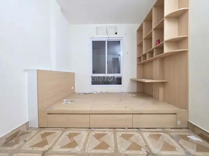 Срочно продаю дом во дворе 93 Vũ Tông Phan, рядом со школой Nguyễn Trãi
