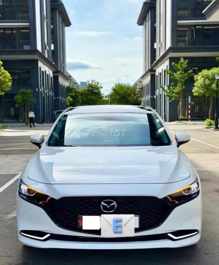 Mazda 3 2024, белый, 5 мест, б/у