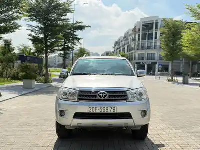 Toyota Fortuner 2010 Автомат Серебристый
