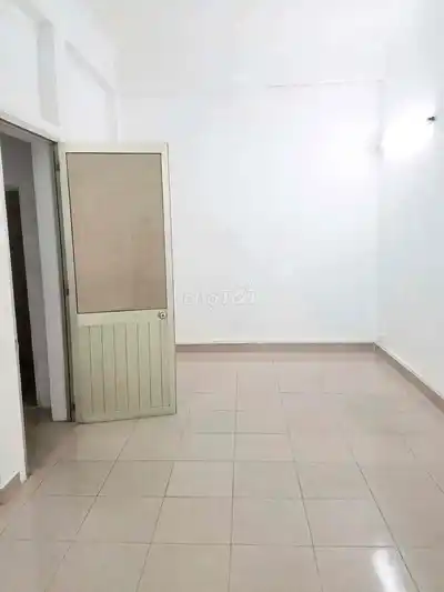 Дом в переулке для машин, 6х15м, 3 этажа, близко к дороге