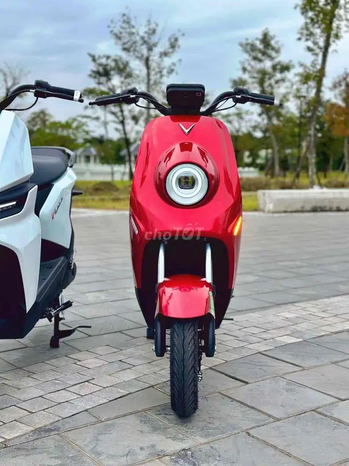 Новый электроскутер VinFast Zgoo красный