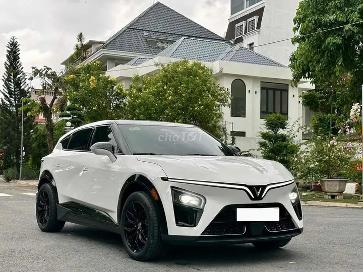 Vinfast VF7 Eco 2025 Белый 14 000 км Выкуп батареи