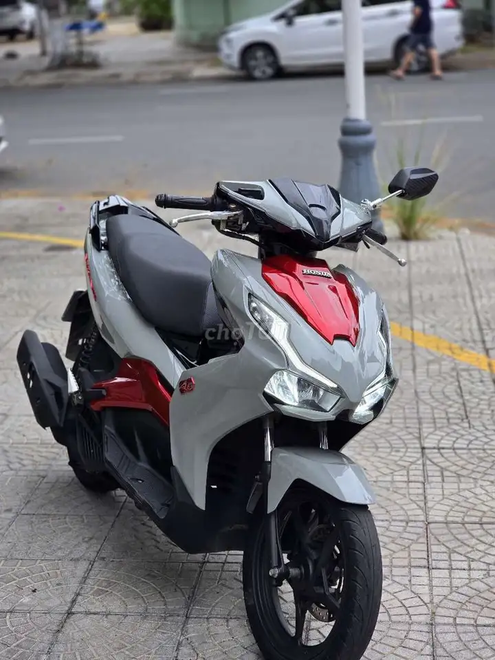 Honda Air Blade серо-цементный нового поколения