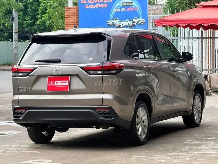 Toyota Innova Cross V 2024 Коричневая 61.605 км