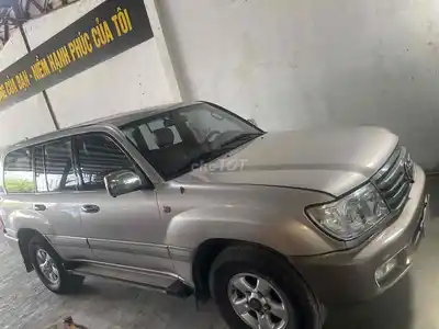 8-местная бензиновая японская колода Toyota Land Cruiser.