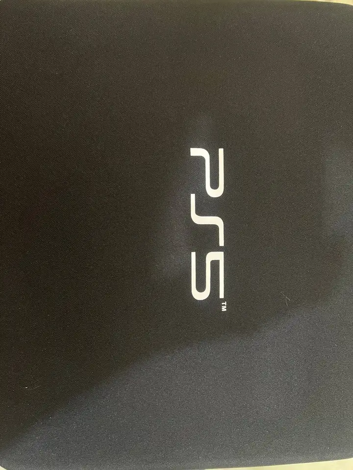 Игровая консоль PS5 с чехлом