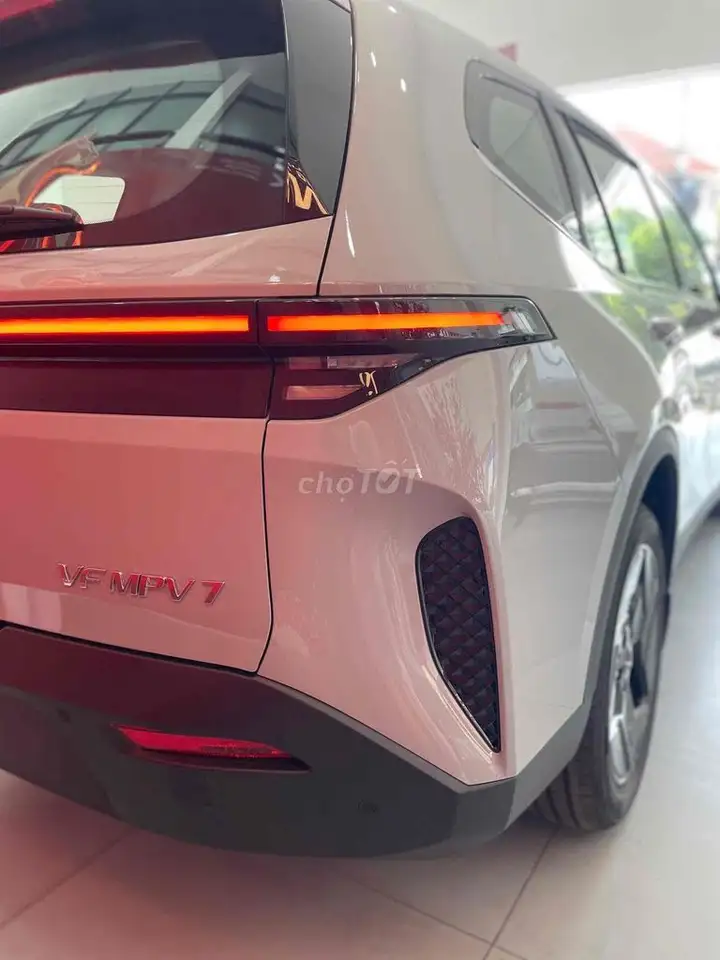 VinFast MPV7 — в подарок камера 360