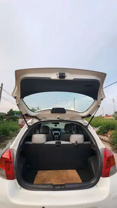 Toyota Yaris, 5 мест, белый