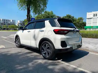 Toyota Raize белый SUV автомат бензин