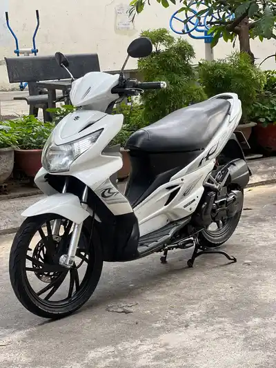 Скутеры Yamaha Nouvo 2 и Suzuki Hayate