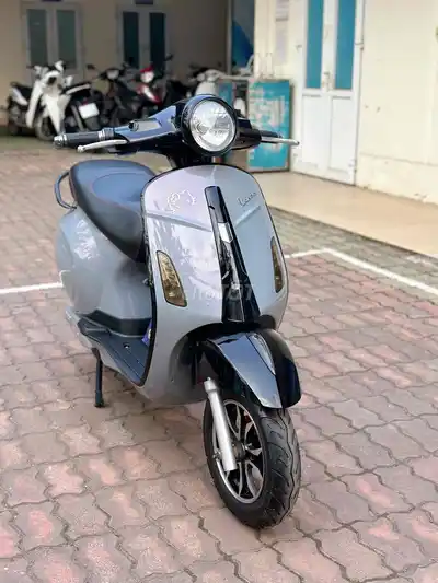 Электроскутер Vespa с аккумулятором, серо-розовый