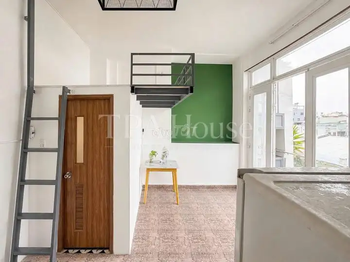 Аренда комнаты 38/ Тан Канг с антресолью + балконом – рядом с Vinhomes