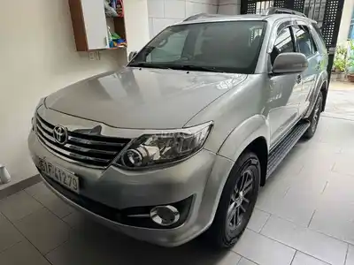 Тойота Фортунер 2.7V 2016 Бензиновая автоматическая, серебристая