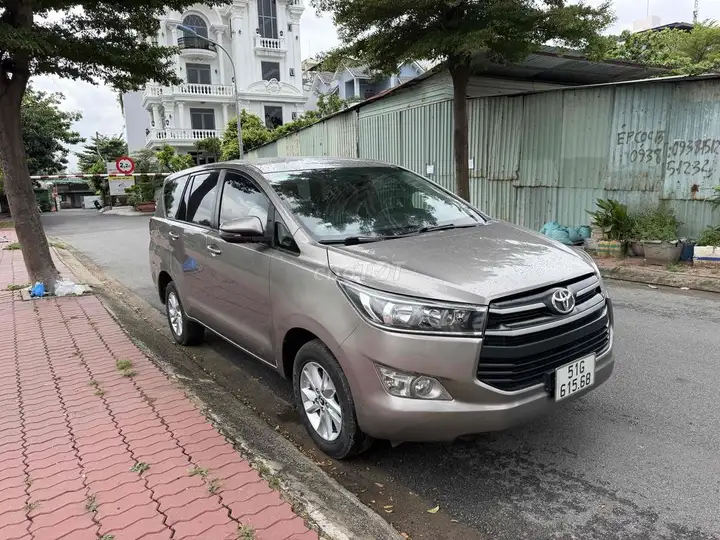 Toyota Innova E 2018, цвет золото металлик