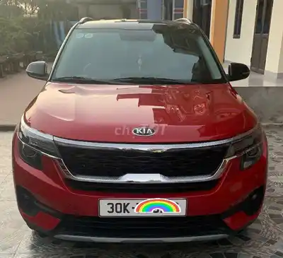 Kia Seltos Luxury 5 мест красного цвета