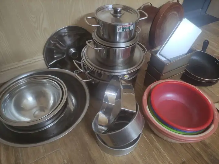 Пластиковые контейнеры, гастроёмкости, весы, кастрюли, сковороды, кухонный инвентарь