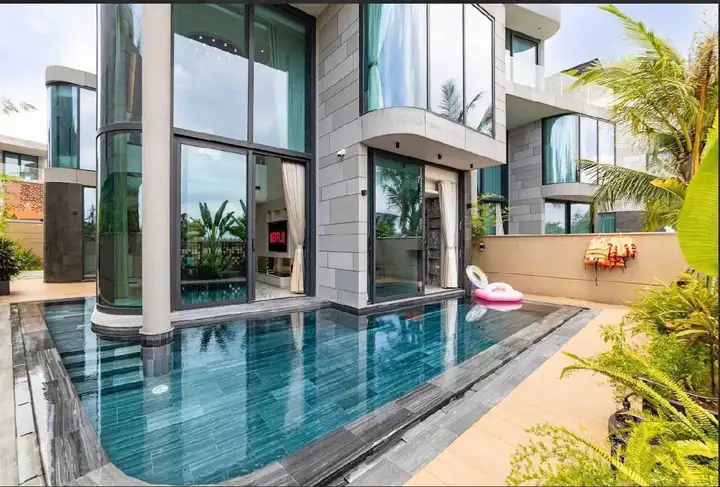 Вилла 3 этажа, 5 спален, 6 WC, 430 м²