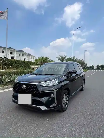 Toyota Veloz Cross 2023 Черный 7 мест
