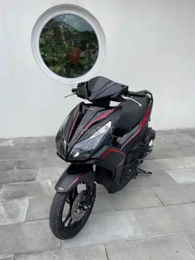 Черный красный скутер Honda Air Blade