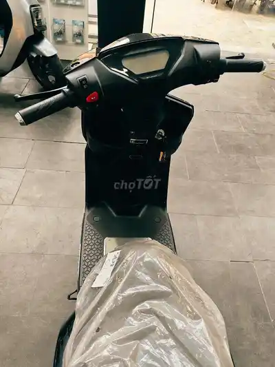 Новый черный электроскутер EVGO C