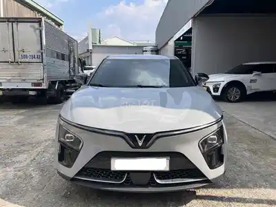 Серый суперсерфинг Vinfast VF7 Eco 2026, 7 000 км