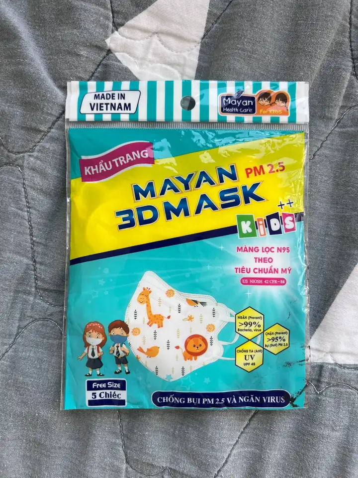 Маски, перчатки, картина, стул, ваза