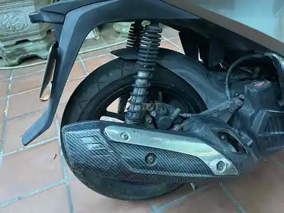 Серый скутер Honda SH 150i