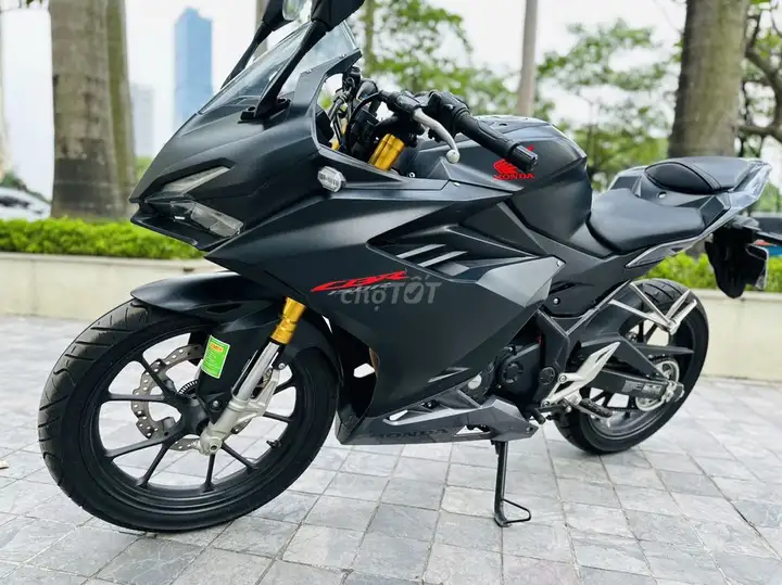 Honda CBR 2024 Черный спортивный мотоцикл в оригинале