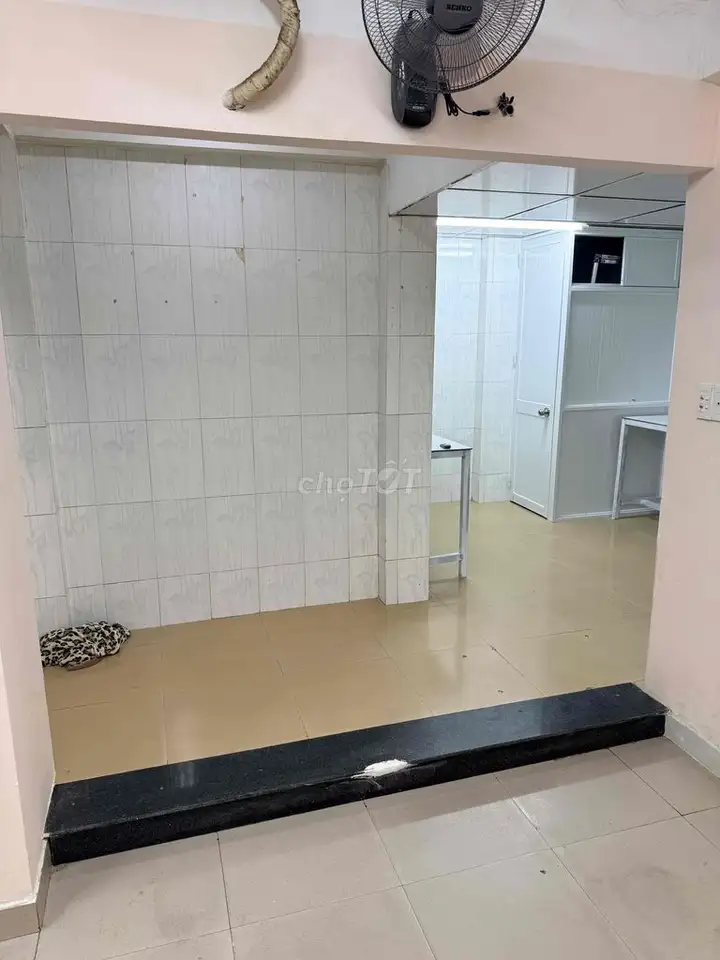 Комната на первом этаже 45м2 с кухней и санузлом в здании 16/9 Бинь Лой