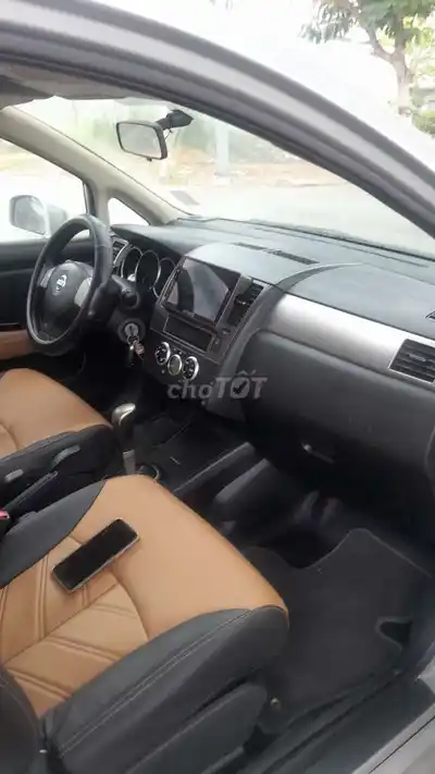 Nissan Tiida 2010 серебристый