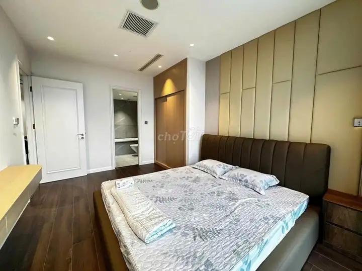 Срочно сдаю 1-комн. квартиру Vinhomes Bason, район 1, премиум-мебель