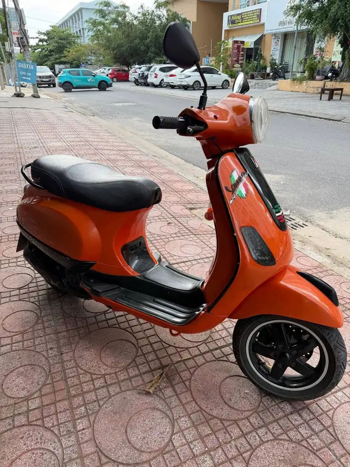 Итальянский скутер Vespa 1998 года выпуска