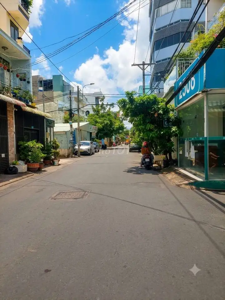 Дом в Бинь Три Донг, 4х14м, 5 спален, автоподъезд, оформлен