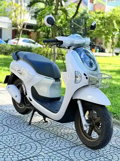 Белая Honda Scoopy