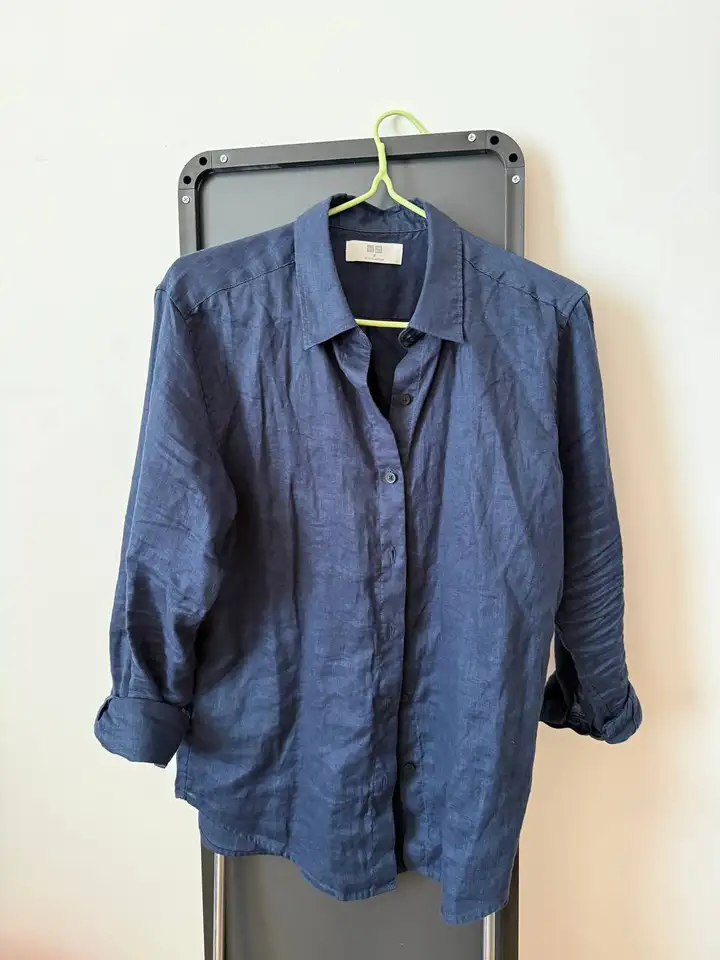 Платье H&M в цветочек, платье-футболка H&M черное, жилетка льняная Pull&Bear, средство для волос Tresemme, белая блузка Pull&Bear, рубашка льняная Uniqlo