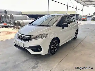 Honda Jazz RS 2018 белая 90000 км импортная