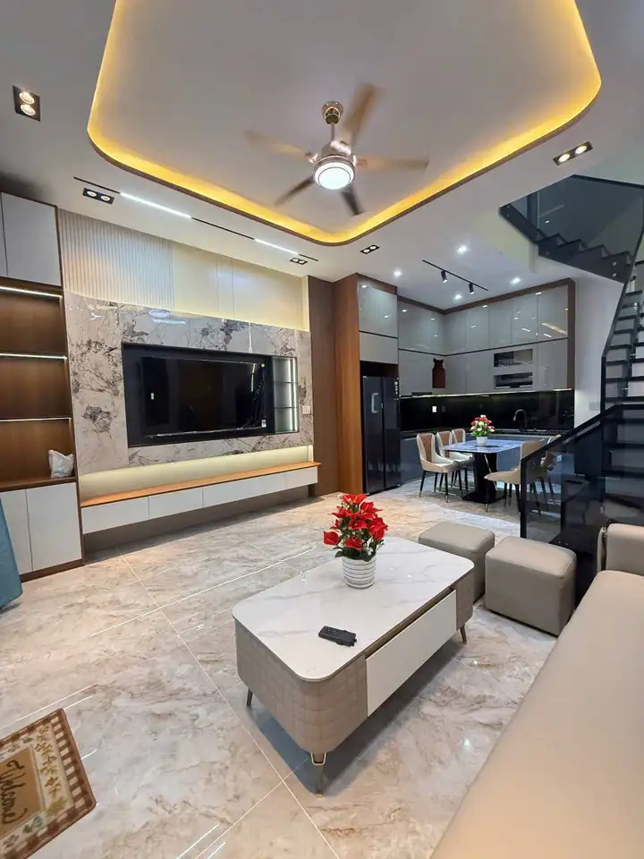 Аренда дома 3 этажа, 3 спальни, 4 WC, 64 м²