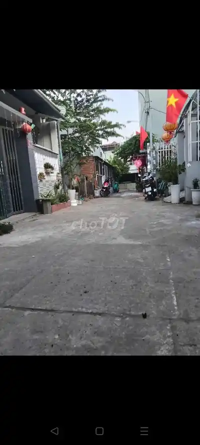 дом с 2 этажами, подъезд для автомобиля, базовая мебель