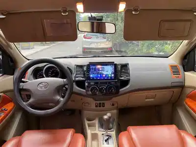 Toyota Fortuner 2010 Автомат Серебристый